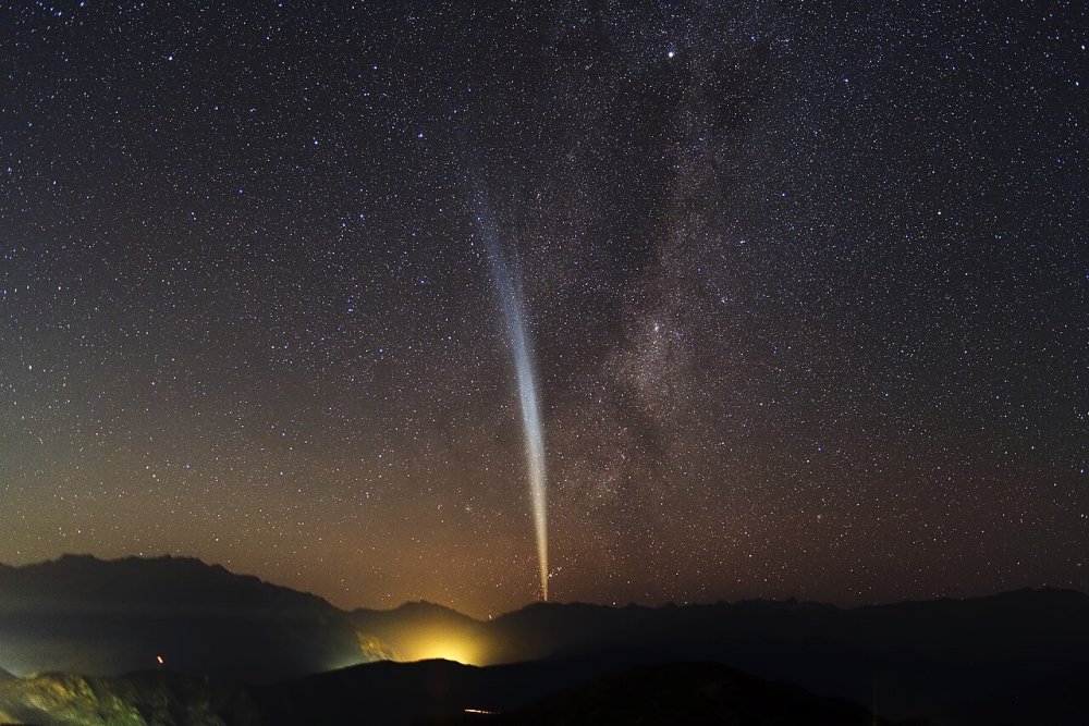 Comet_Lovejoy_over_Santiago_by_beletsky.jpg